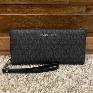 Michael Kors Continental Wallet